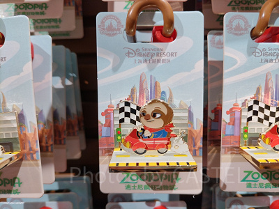 上海ディズニーズートピアグッズ：フラッシュのピンバッジ