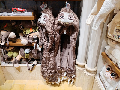 上海ディズニーズートピアグッズ：フラッシュのファンキャップマフラー