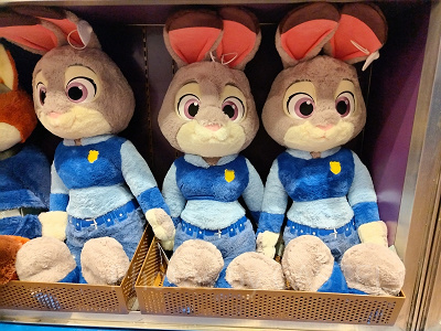 上海ディズニーズートピアグッズ：ジュディの警官ぬいぐるみ(L)