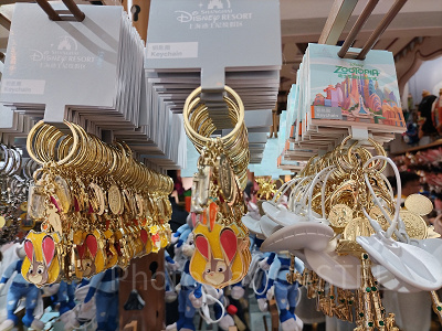 上海ディズニーズートピアグッズ：ジュディの警官バッジシルエットキーチェーン