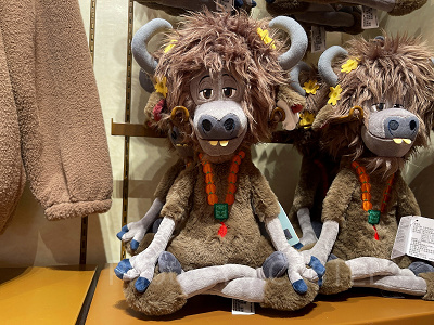 上海ディズニーズートピアグッズ：ヤックスのぬいぐるみ