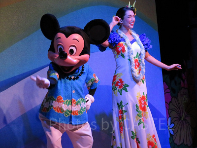 ショー「ミッキーのレインボー・ルアウ」