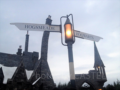 ホグズミード村とホグワーツ城の場所を示す看板