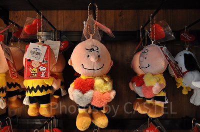 スヌーピー「A Love of Your Own」ぬいぐるみキーチェーン（チャーリーブラウン）