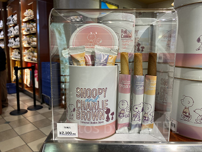 スヌーピーの缶入りロールクッキー