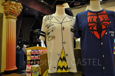 スヌーピー「VINTAGE PEANUTS」モノトーンTシャツ(左)