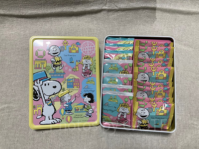 スヌーピーのアソートクッキーの缶と中身