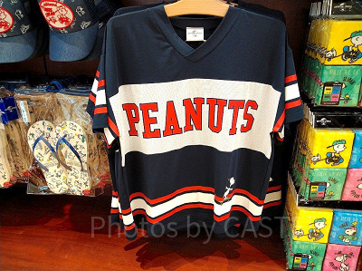 スヌーピーの夏グッズ「JOE SKATEBOARD」Vネックトップス