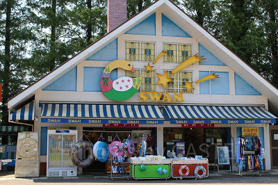 東ゲートすぐ近くのおみやげショップ、SWAN