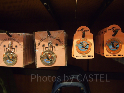 スパイダーマンのチャーム（左）とピンバッジ（右）