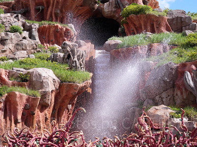 スプラッシュ・マウンテン“びしょ濡れMAX”の水飛沫(2024年撮影)