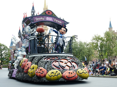 「スプーキー”Boo!”パレード」のシンデレラ城フロート(正面)