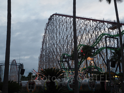 「スチールドラゴン2000」(奥)と「嵐」(手前)