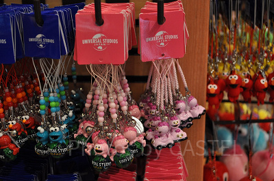 ストラップ：モッピー×ユニバーサルグローブ（左）とモッピー×クルマ（右）