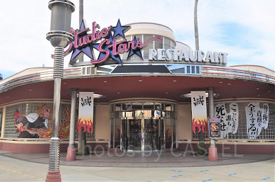 鬼滅の刃デコレーションになったスタジオ・スターズ・レストラン外観(2021年撮影)