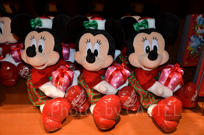 クリスマス グッズ サンタクロース ディズニーキャラクター 置物 まとめ売り プレゼントを持ったサンタ姿のディズニーキャラクターたちがお家