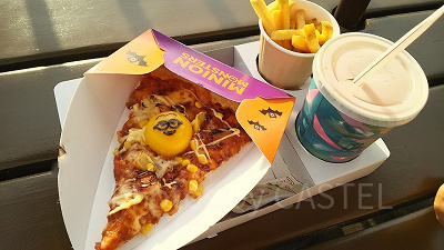 テイクアウトは紙製のホルダーをつけてくれます