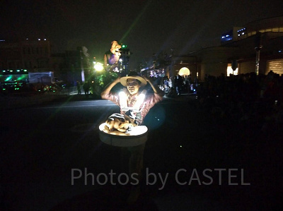 キャストはパレード中もゲストとの触れ合いを大切にしている／USJ新ナイトパレード