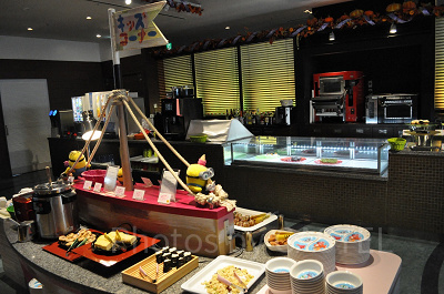 キッズコーナーの机は子どもの高さ☆子どもが見て料理を選べる工夫がうれしい