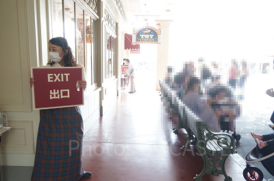 ショップの入口と出口は指定場所から