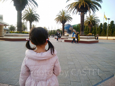 USJのエントランスは植栽の花壇がベンチになっている