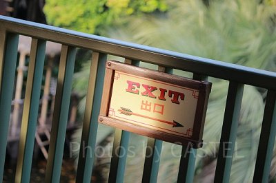 出口の矢印は、まさに矢の形。インディアンが使用している矢なのでしょうか。