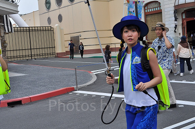 エクストラ・クール・クルーは」ポータブルのウォーターミストガンを装備している