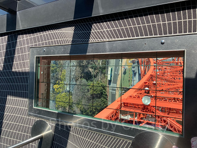 展望台の下が見える床