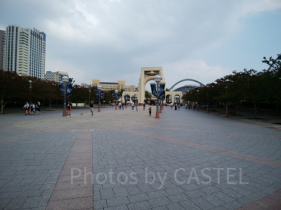 駐車場側から見たUSJの門