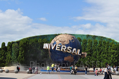 ユニバのエントランスにある地球儀