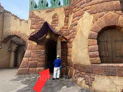 紫色のテントのような屋根が目印