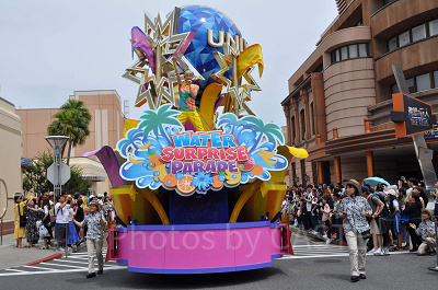 ウォーターサプライズパレードの先頭フロート