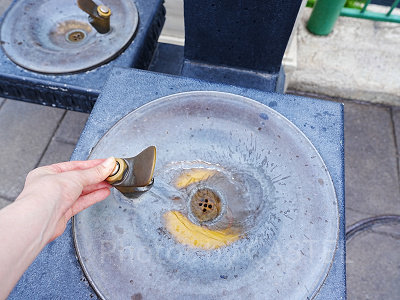 ボタンを押すと、水が斜め上方向に出ます