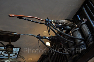 ハリー・ポッターエリアに展示されている魔法の箒/USJ