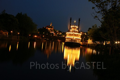 夜のマークトウェイン号。