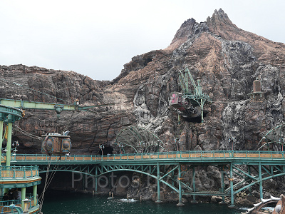 『海底二万里』に登場する島がモチーフとなっている