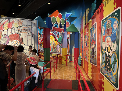 人気アトラクション『トイ・ストーリー・マニア』のQラインの様子