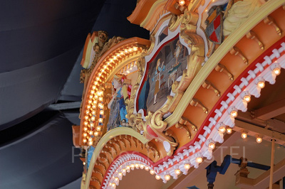 天井の側面にはシンデレラのストーリーが描かれています。