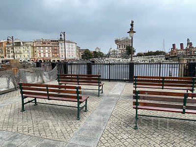 トランジットスチーマーライン出口のベンチ（ベンチの数は6つ）