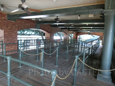 待つ列は窓が無くて冷たい風が吹き抜ける、エレクトリックレールウエイ