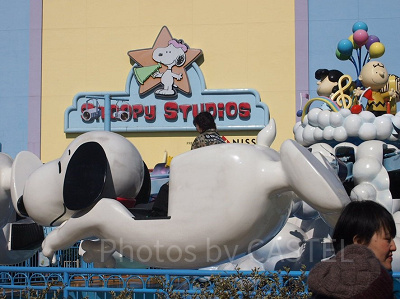 フライングスヌーピーの後ろにショップがあります!