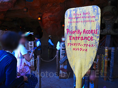 プライオリティ・アクセス・エントランスには案内看板がある