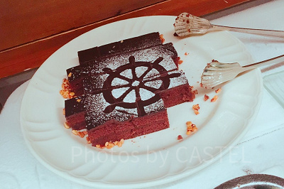 公開記念パーティーらしいデザートも