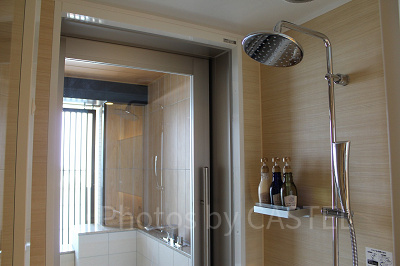 シャワールームの奥に露天風呂があります