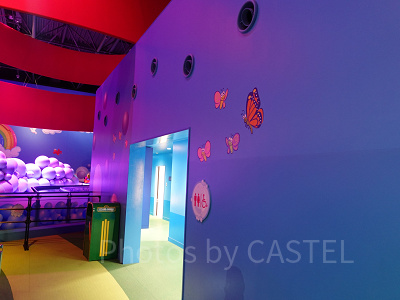 ユニバ(USJ)のトイレ：エルモのバブルバブル横のトイレ