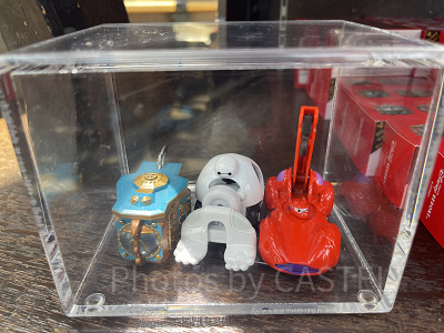 トミカ（写真右）