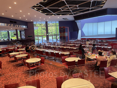 空席多めのトゥモローランド・テラス(18:00ごろ)