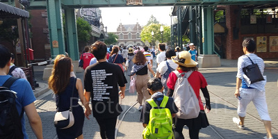 トイ・ストーリー・マニア！に向かう人の群れ