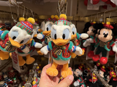 トイズワンダラスクリスマス ドナルドぬいぐるみバッジ(クリスマスグッズ2025)