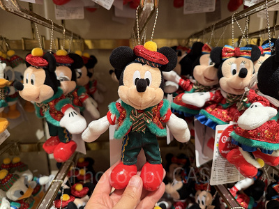 トイズワンダラスクリスマス ミッキーぬいぐるみバッジ(クリスマスグッズ2025)